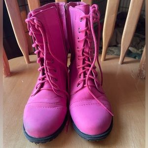Girls size 1 pink boots.